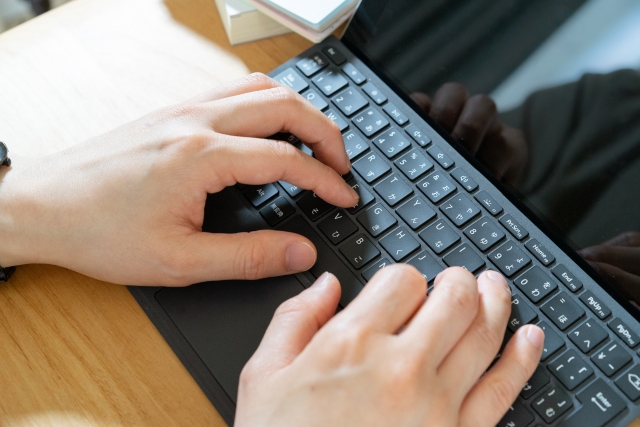 パソコンで検索するイメージ