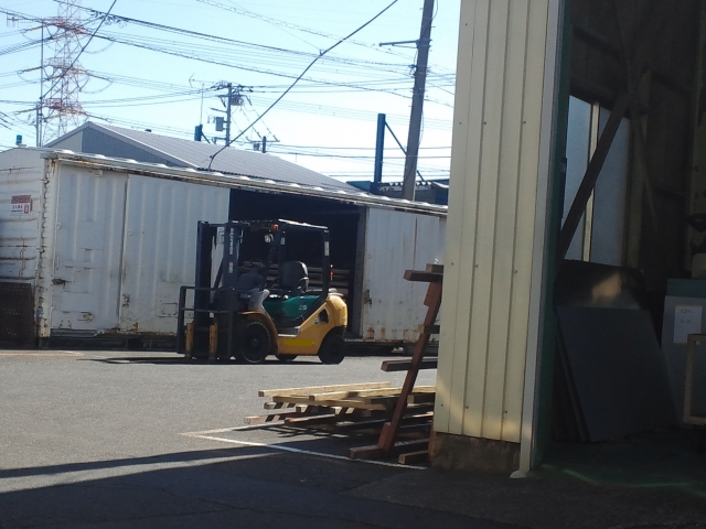 工場の一角のフォークリフト